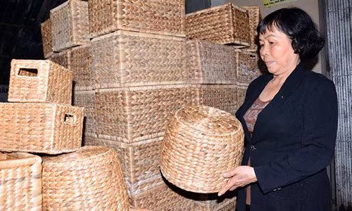 Bà Lam kiểm tra sản phẩm trước khi giao cho khách hàng (Ảnh: N.Q).