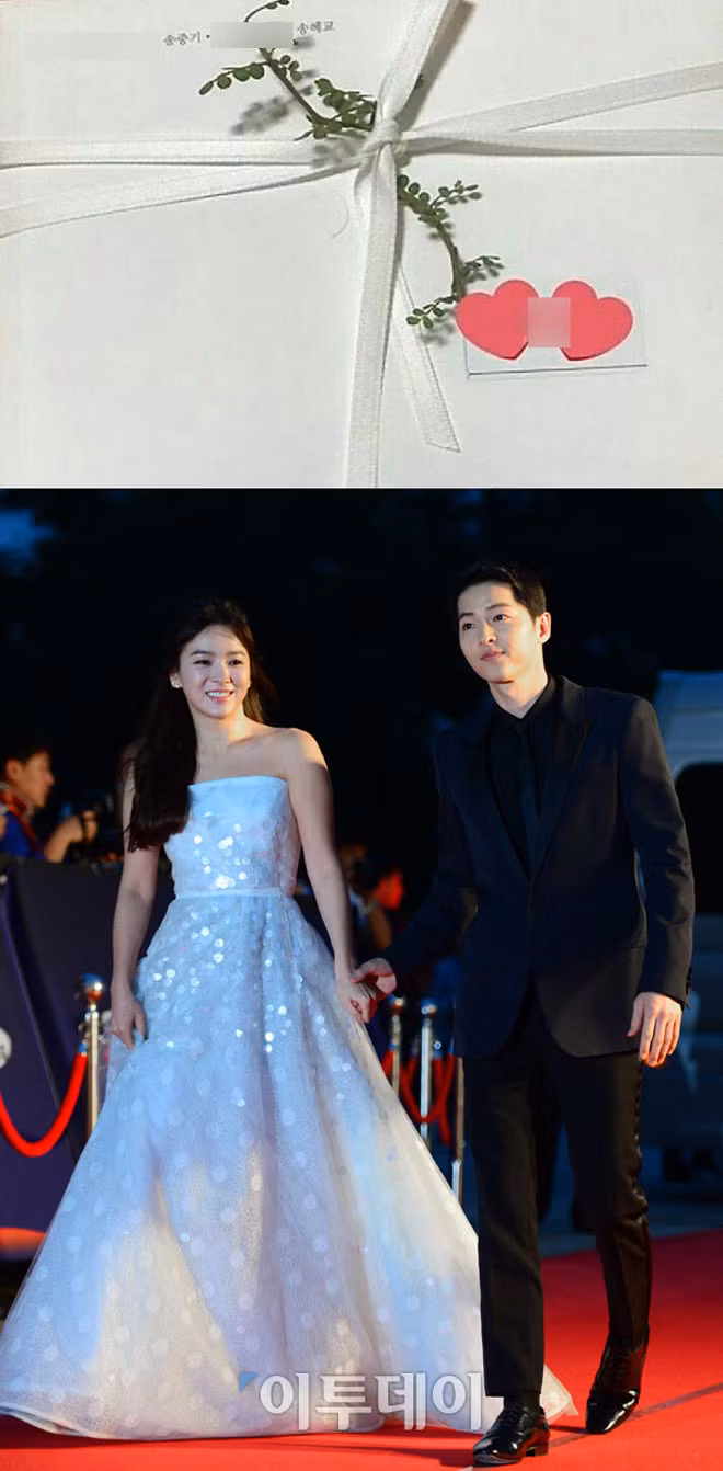 Bên cạnh đó thiệp cưới của Song Hye Kyo và Song Joong Ki đã được tiết lộ. Tấm thiệp thiết kế đơn giản với nền trắng, gắn dải ruy băng màu trắng. Cư dân mạng nhận xét: “Thiệp cưới giản dị và thanh lịch giống như chính hai ngôi sao”. Đám cưới của cặp đôi chỉ còn 15 ngày nữa sẽ diễn ra. Ngay cả thị trường fan tại Trung Quốc cũng rất quan tâm tới sự kiện này của showbiz Hàn.