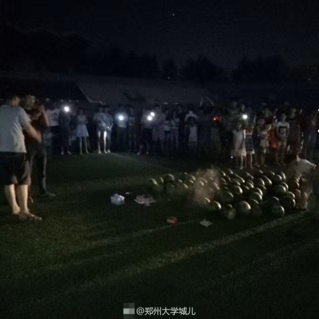 Trước đó, cũng có nhiều chàng trai đã dùng trái cây để tỏ tình với bạn gái của mình nhưng đều nhận lấy những thất bại thảm hại.