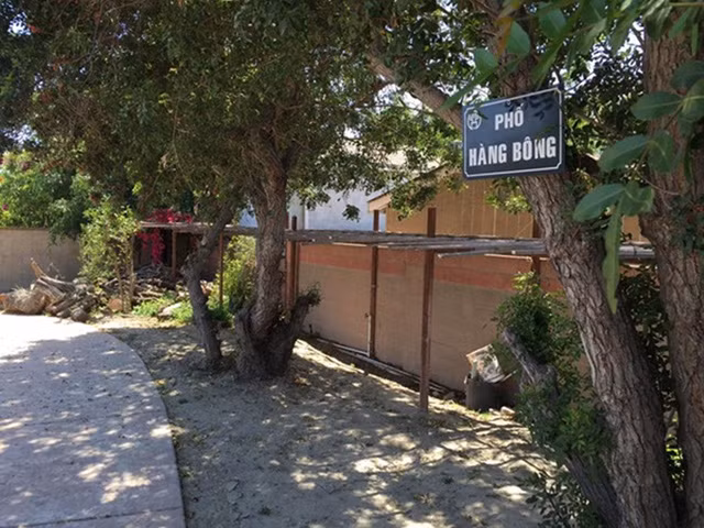 Đó là phố Ngô Sĩ Liên - là nơi anh sinh ra và lớn lên, phố Trần Quý Cáp - nơi anh cùng bạn bè thường tới thời thơ ấu. Giọng ca "Trái tim bên lề" muốn khi bạn bè tới nhà chơi sẽ cảm nhận được ngay đây là ngôi nhà của người Hà Nội, có không khí của thủ đô.