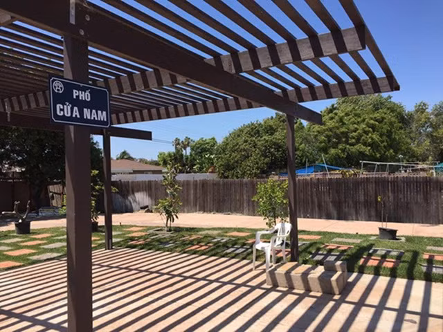 Nói về lí do thực hiện khu vườn gắn biển bên những con phố, nam ca sĩ mong mỏi: “Vài góc nhỏ để các bạn có sang chơi với mình thì đỡ nhớ Hà Nội”. Những kí ức về Hà Nội “luôn khắc sâu trong tim tôi và là hành tranh tôi mang theo trong suốt cuộc đời này” - nam ca sĩ chia sẻ.