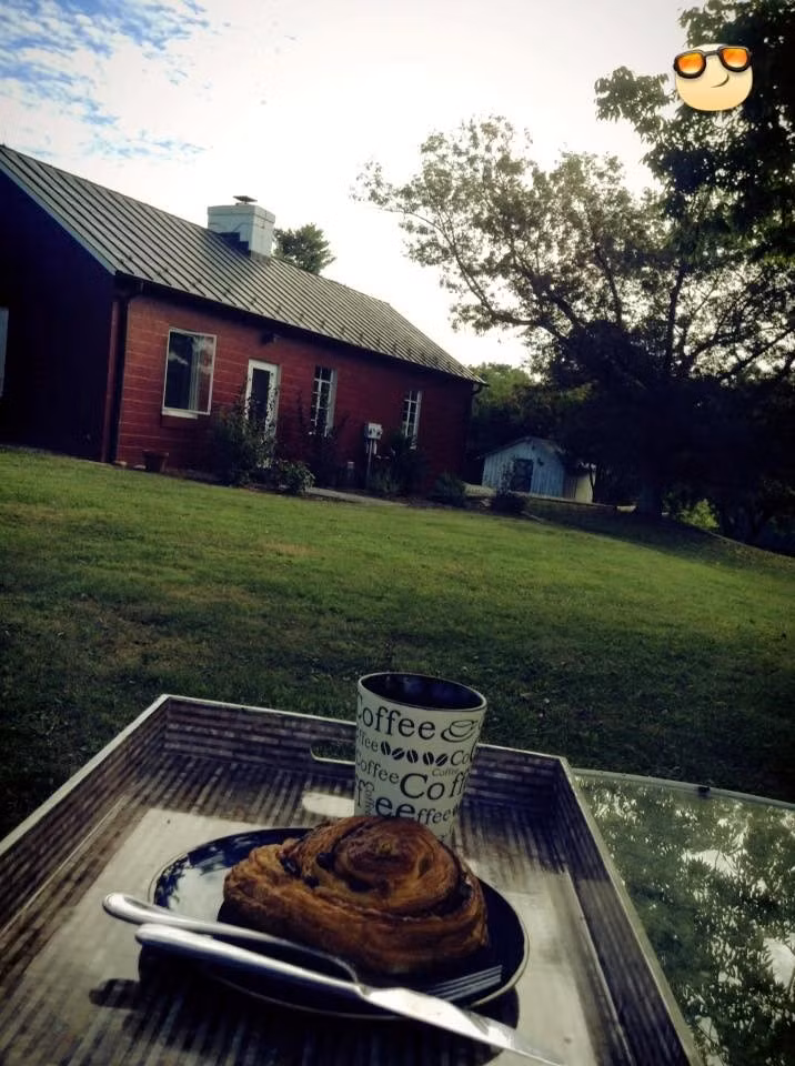 Ngôi nhà bé xinh của vợ chồng cô nằm giữa trang trại.