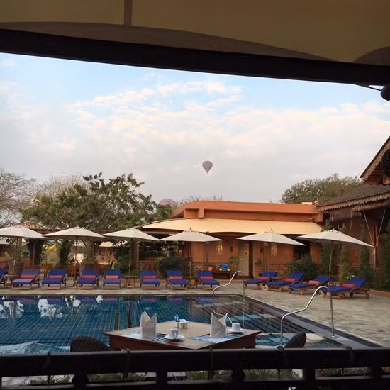 Trong khuôn viên còn có bể bơi và khu vực tắm nắng như một khu nghỉ dưỡng.