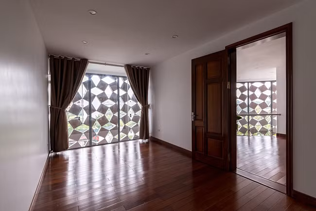 Phần không gian để ở được lát gỗ, tạo cảm giác ấm áp mùa đông và mát mẻ mùa hè.