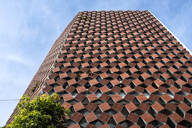 Tuy nhiên, căn nhà độc đáo này có thể xóa tan mọi định kiến về nhà ống thông thường. Tọa lạc tại thị trấn Đông Anh, cách Hà Nội 15km, ngôi nhà này được mệnh danh là “nhà biết thở”, được tạp chí kiến trúc hàng đầu thế giới ArchDaily đăng tải và dành nhiều lời khen ngợi.