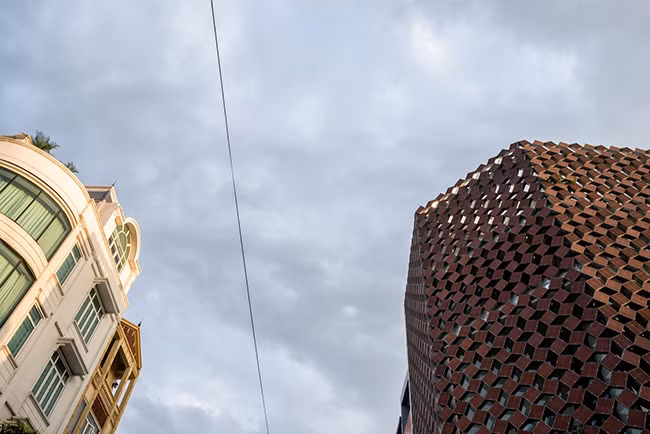 Sự khác biệt giữa nhà ống truyền thống và nhà ống mắt cáo.