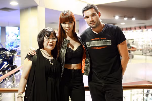 Siêu mẫu Hà Anh từng khiến công chúng ngưỡng mộ khi khoe nhật kí hậu đính hôn của mình lên mạng xã hội. Trong đó cô bầy tỏ niềm hạnh phúc khi sắp được làm cô dâu “Cái khoảnh khắc nhận ra mình đã đính hôn thật oai. Mình cảm thấy thật người lớn, phụ nữ hẳn ra. Hàng ngày bình thường vẫn lêu ta lêu têu, thích làm gì thì làm. Giờ là "vợ sắp cưới" của người ta rồi, mình thấy có trách nhiệm hơn..."