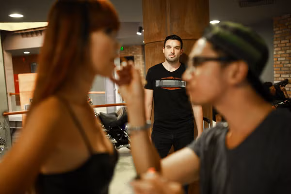 Anh lặng lẽ đứng ngắm vợ từ xa, vì không muốn vợ vất vả nên hầu như nếu có thời gian rảnh chồng Hà Anh đều đi theo cô tới các sự kiện.