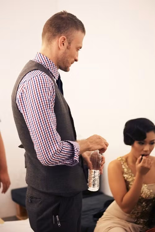 Anh không bao giờ vắng mặt trong những buổi ghi hình hay biểu diễn của nữ ca sĩ Phương Vy, hình ảnh giản dị khi Sean tận tay đưa từng chai nước cho vợ, hay ngồi chờ cô tới khi quay xong khiến công chúng cảm động.