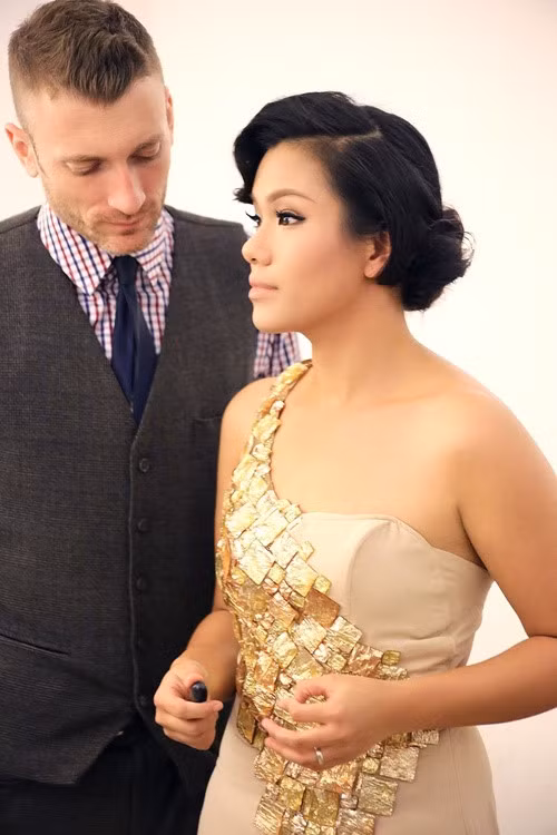 Khi vợ mang bầu anh cũng tự mình thực hiện tất cả từ nấu ăn, đi chợ đến mua sắm cho con vì không an tâm để vợ vất vả. Người đẹp Phương Vy tâm sự: 'Ông xã Sean chăm sóc chu đáo quá nên tôi tăng ký liên tục và rất khó giảm cân. Bị khán giả chê tôi cũng buồn nhưng lấy đó làm động lực để cải thiện vóc dáng. Hoạt động trong lĩnh vực nghệ thuật thì ngoại hình rất quan trọng. Tôi cảm ơn góp ý của mọi người dành cho mình'.