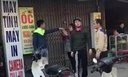 Người đàn ông đứng chỉ tay được cho là chiến sĩ công an phường Phú Lãm. (Ảnh chụp màn hình)