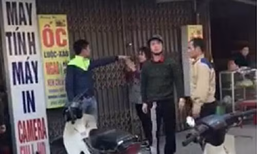 Người đàn ông đứng chỉ tay được cho là chiến sĩ công an phường Phú Lãm. (Ảnh chụp màn hình)