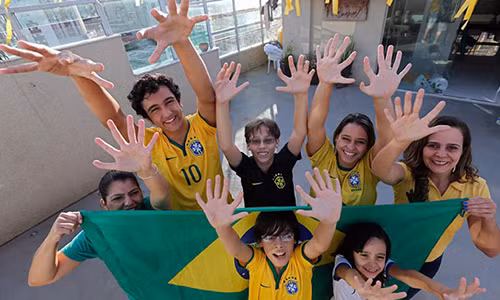 Gia dinh ca 14 thanh vien deu co 12 ngon tay va 12 ngon chan