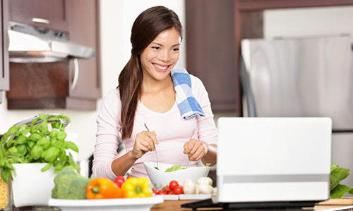 Chuẩn bị sẵn thực đơn theo tuần sẽ giúp bạn đỡ mất thời gian lựa chọn nấu món gì (Ảnh minh họa)