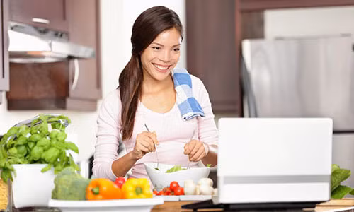 Chuẩn bị sẵn thực đơn theo tuần sẽ giúp bạn đỡ mất thời gian lựa chọn nấu món gì (Ảnh minh họa)