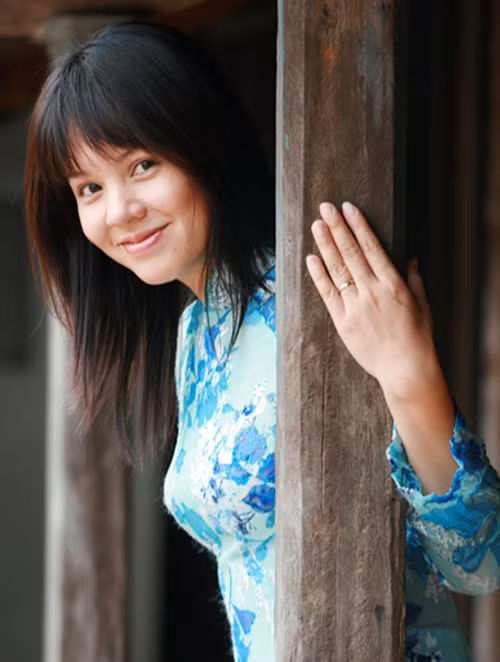 Diễm Quỳnh có thời gian sang Trung Quốc du học. Cô thành thạo 3 thứ tiếng Anh, Trung, Nga.