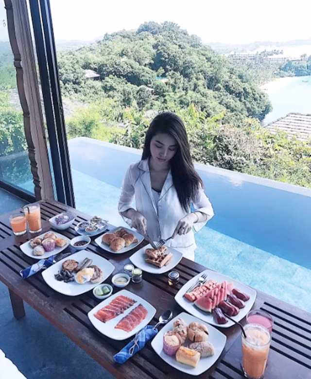 Cô cũng thường xuyên di chuyển bằng những chuyến bay hạng thương gia. Tuy nhiên, Jolie cũng chia sẻ, cô không muốn khán giả nghĩ theo hướng mình là một “cô chiêu” nhà giàu ăn chơi xa xỉ vì tất cả những món đồ hiệu đều do cô tự kiếm tiền mua và tự thưởng cho bản thân. Bởi thời gian qua, người đẹp 20 tuổi đã cố gắng tập trung kinh doanh.