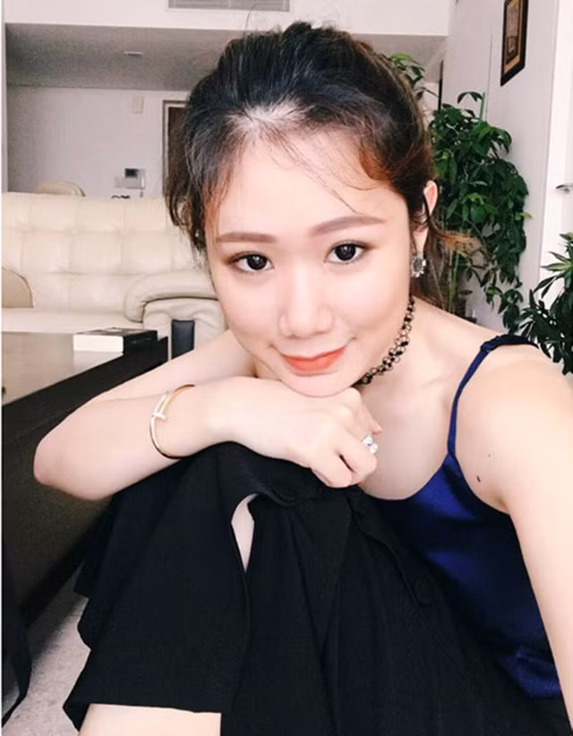 Ngọc Mai- tiểu thư nhà quyền quý Tạ Ngọc Mai là em gái của doanh nhân Tạ Công Sơn. Tiểu thư nhà quyền quý này từ lâu đã nổi tiếng trên mạng xã hội bởi cuộc sống giàu sang và vẻ ngoài xinh đẹp của mình. Cô đặc biệt thích du lịch nước ngoài nên người ta thường xuyên thấy cô đăng tải những hình ảnh tại khắp nơi trên thế giới, đi nhiều tới mức hộ chiếu của cô không còn chỗ để .. đóng dấu.