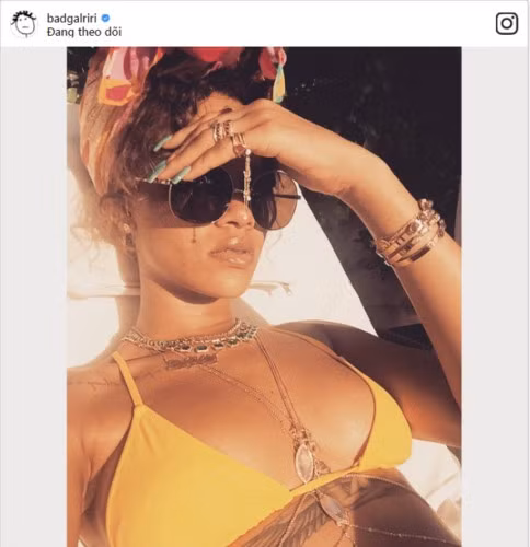 Thời trang đi biển của ngôi sao nhạc pop Rihanna khá ấn tượng khi cô kết hợp bộ bikini hai mảnh màu vàng nổi bật với vòng cổ và khăn turban lạ mắt.