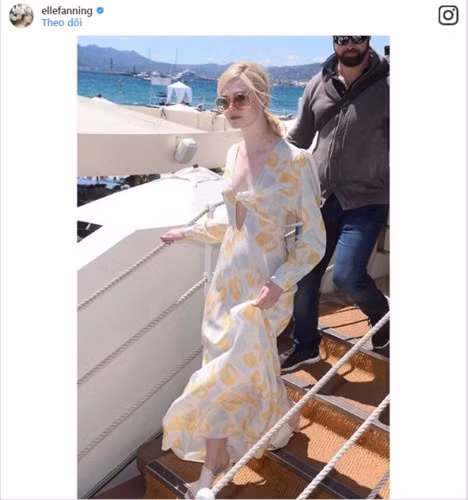 Với bộ váy với hoạ tiết của những năm 70, nữ diễn Elle Fanning đẹp rạng rỡ khi cô bước xuống từ du thuyền.