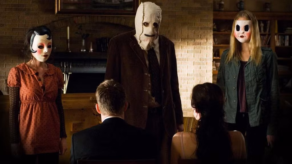 The Strangers 2: Bản gốc đã nói lên một câu chuyện trọn vẹn khiến khán giả cảm thấy không cần có một phần tiếp theo. Dẫu vậy The Strangers vẫn khởi động phần 2 với dàn diễn viên Christina Hendricks, Bailee Madison và Lewis Pullman vào tháng 5 vừa qua. The Strangers 2 sẽ ra mắt công chúng vào năm 2018.