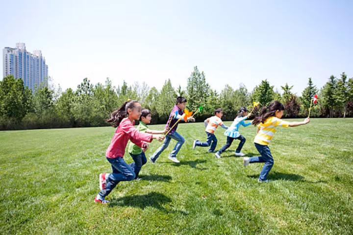 PGS.TS. Nguyễn Tiến Dũng khuyên các phụ huynh không nên tạo áp lực cho trẻ trong việc ăn và học. Cụ thể là không được ép trẻ ăn và không cho trẻ học thêm quá nhiều. Nên dành nhiều thời gian hơn để trẻ được vui chơi ở ngoài trời hơn là chỉ học tập và vui chơi trong nhà.