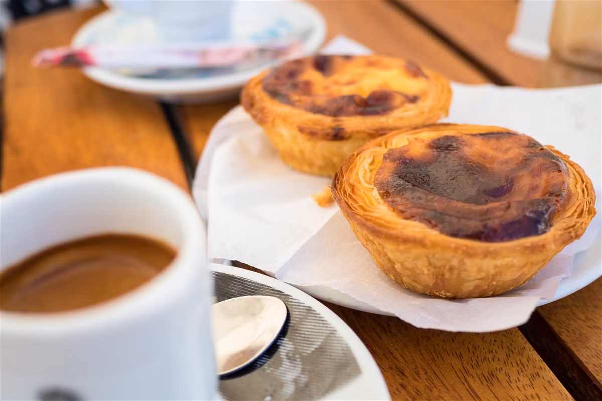 Bồ Đào Nha Bồ Đào Nha là một đất nước tự do. Ngay cả trong các quán ăn sang trọng nhất, một ly cà phê vẫn có giá dưới 1 USD (23.000VND), một vại bia cũng không quá 2 USD (45.000VND). Có rất nhiều khu nghỉ dưỡng nhỏ xinh dễ thương và những trang trại được cải tạo tuyệt đẹp dành cho các cặp đôi chỉ dưới 100USD (khoảng 2.000.000 VND).