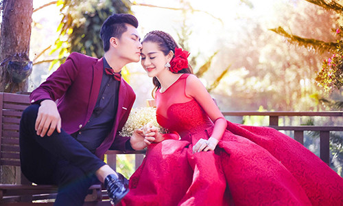 Lâm Khánh Chi hạnh phúc bên chồng trẻ.