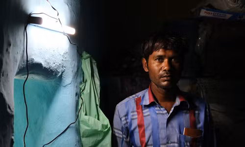 "Bua may man" cua ngoi lang 20 nam chi co 2 dam cuoi