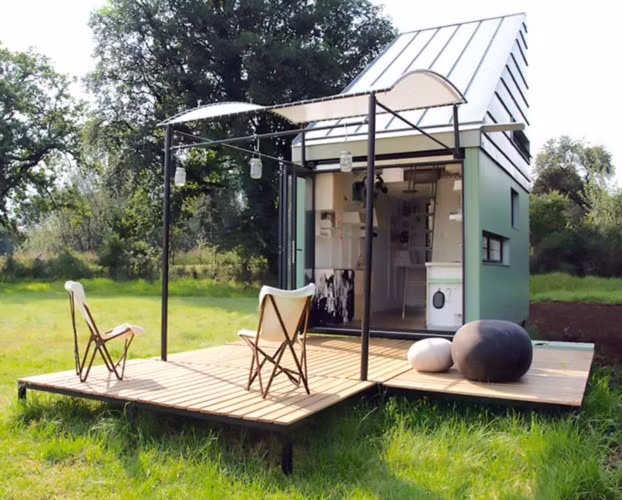 POD-Idlada: Ngôi nhà là một cấu trúc đúc sẵn, có thể vận chuyển tại địa hình bằng phẳng để lắp ráp. Ngôi nhà rộng khoảng 17m2, sử dụng năng lượng mặt trời, và được lắp ráp nên có thể mở rộng nếu cần thiết. Trần nhà khá cao khiến ngôi nhà rộng rãi hơn.