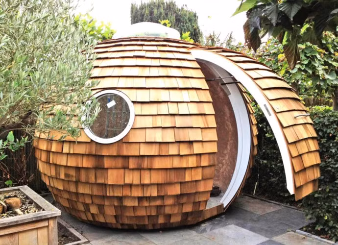 Chiaook: Nếu bạn là người có suy nghĩ khác lạ thì Podzook cầu sẽ là sự lựa chọn tốt nhất. Với thiết kế vỏ bên ngoài và nội thất trong bằng gỗ, căn nhà là sự kết hợp của nghệ thuật tryền thống và một không gian ngoài hành tinh. Mỗi phòng được sắp xếp theo yêu cầu của khách, có cửa sổ ở trần nhà và cửa chính đóng mở lên xuống.