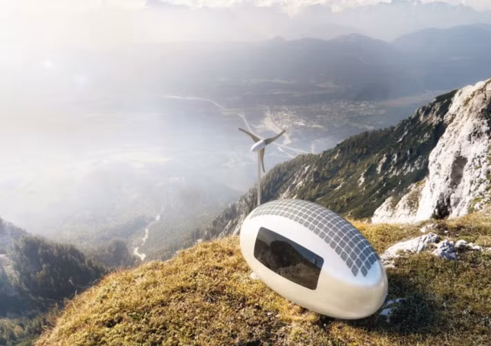 Ecocapsule: Ecocapsule hình quả trứng là mơ ước đối với những người sử dụng ngoài lưới điện. Ngôi nhà siêu di động này sử dụng năng lượng mặt trời, năng lượng gió và có bộ lọc nước mưa. Mặc dù chỉ rộng khoảng 8m2, không gian có thể chứa giường gấp, khu vực ăn uống, nhà vệ sinh, bếp nhỏ và kho chứa.
