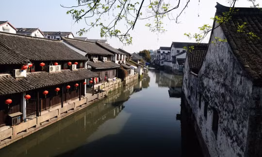 Tô Châu - "Venice" của phương Đông. Cách Thượng Hải 62 dặm về phía Tây Bắc và nằm trên vùng hạ lưu của sông Dương Tử, Tô Châu đã là một thành phố quan trọng từ đời Hán. Trong lòng của đô thị đang phát triển rực rỡ là một cuốn sách về lịch sử của các con kênh, cầu đá, chùa và những khu vườn tuyệt đẹp, giúp cho nơi này nằm trong danh sách Di sản Văn hóa của UNESCO và được mệnh danh là "Venice của phương Đông", thu hút hàng nghìn du khách tới tham quan.