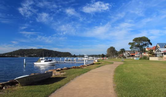 Woy Woy – Venice của nước Úc. Là một thị trấn nhỏ bao quanh bởi các tuyến đường thủy, công viên quốc gia và bãi biển xanh cát trắng phía Bắc thành phố Sydney, Woy Woy là một nơi lý tưởng để thư giãn trong ngày. Các hoạt động như câu cá và tắm biển tại Ettalong mang lại nhiều thú vị cho du khách. Đây là lý do tại sao mà hội đồng địa phương đã làm một bộ phim tại đây vào năm 1936 và mệnh danh là "Venice của nước Úc".