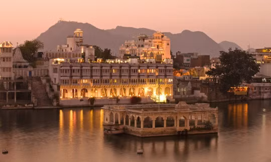Udaipur – "Venice" của Ấn Độ. Được xây dựng trên Đồi Aravalli tại Rajasthan, Udaipur thường xuyên được so sánh với Venice do hàng trăm hồ nước bao quanh nhằm cung cấp nước uống và phục vụ tưới tiêu. Cũng như Venice, hàng năm Udaipur tổ chức rất nhiều lễ hội đầy màu sắc và sôi động, năm sau lại hấp dẫn hơn năm trước. Nổi tiếng nhất kể đến là lễ hội Ganguar, lễ hội Mewar và Shilpgram.