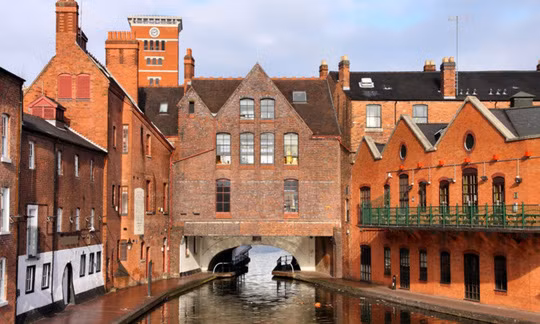 Birmingham – Venice của nước Anh. Nằm tại trung tâm của hệ thống kênh rạch có tuổi thọ lên tới 200 năm của Anh, hệ thống đường thủy của Birgmingham vẫn giữ được sự quyến rũ trong ngành công nghiệp này. Những chiếc thuyền rực rỡ màu sắc tại đây có sức hấp dẫn không kém gì thuyền gondola, hay những tòa tháp canh hàng hóa được phục chế lại mang dáng dấp của các ngôi nhà nổi trên kênh tại Venice.