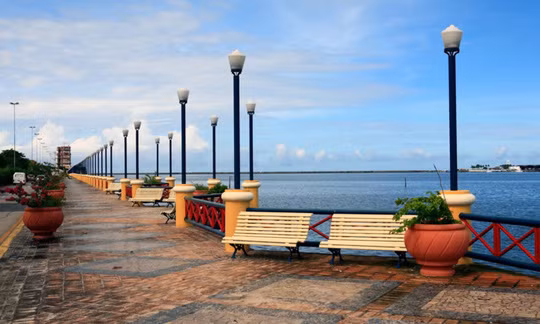 Recife - "Venice" của Brazil. Được người Bồ Đào Nha xây dựng vào thế kỷ thứ 16 và sở hữu bởi người Hà Lan ngay sau đó, Recife là một trong những thành phố quan trọng nhất tại vùng Đông Bắc Brazil. Không chỉ nổi danh là trung tâm kinh tế quan trọng, nơi đây còn là địa điểm du lịch nổi tiếng nhờ bãi cát dài và những di tích lịch sử đầy bí ẩn.