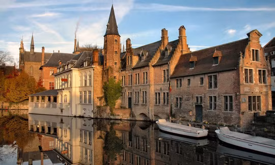 Bruges - "Venice" của phương Bắc. Từng là trung tâm thời kỳ trung cổ cùng với kệ thống kênh chằng chịt, không có gì ngạc nhiên khi thị trấn sô-cô-la nổi tiếng Bruges của Bỉ được mệnh danh là "Venice của phương Bắc". Mặc dù không có thuyền Goldola, song phiên bản của Venice này vẫn luôn tấp nập du khách thăm thú trên các kênh rạch bằng những chiếc thuyền sơn trắng đặc trưng của thành phố.