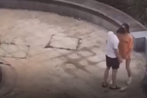 Cai nhau voi ban trai, co gai lot sach do tai noi cong cong-Hinh-2