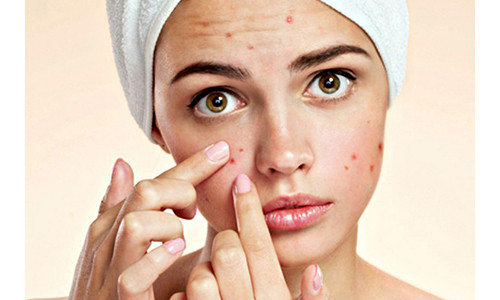 Rửa mặt sai cách là một trong những nguyên nhân khiến da mặt ngày càng xấu đi.