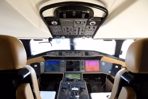 Chiếc Global 7000 có phạm vi 7.400 hải lý, đồng nghĩa với việc nó có thể đi từ New York đến Mumbai (12.564km) , hoặc đi từ Việt Nam đến Mỹ (14.853km) mà không cần dừng tại bất cứ một địa điểm nào.