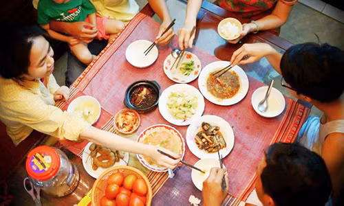 Nhan biet nhan pham con nguoi qua cach ho dung com