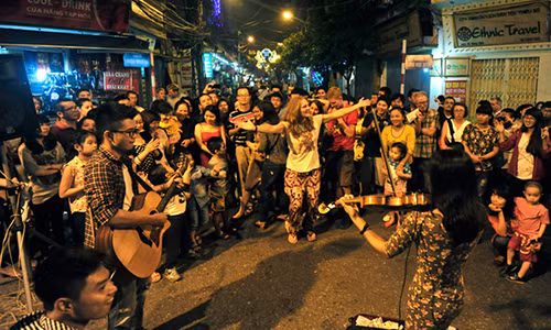 Bieu dien tai pho di bo: Nghe thuat cao quy, giu trat tu cung cao quy