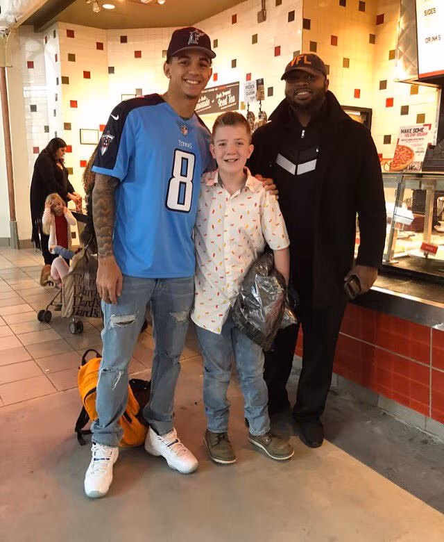 Jarrett Guarantano - cầu thủ bóng đá của đội đại học Tennessee, đăng ảnh chụp chung với Keaton như một cách bày tỏ ủng hộ cậu - Ảnh: New York Times/Twitter