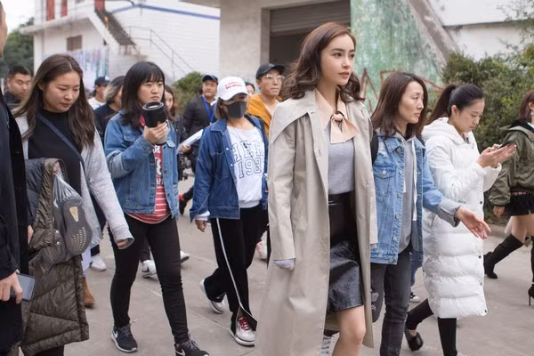 Angelababy cùng với 6 trợ lý.