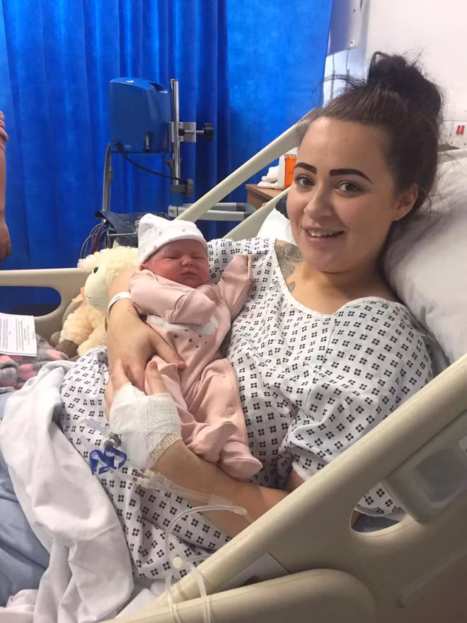 Chị Abbie Lever, 21 tuổi vừa mới sinh con gái thứ 3 bằng phương pháp đẻ mổ cách đây không lâu.