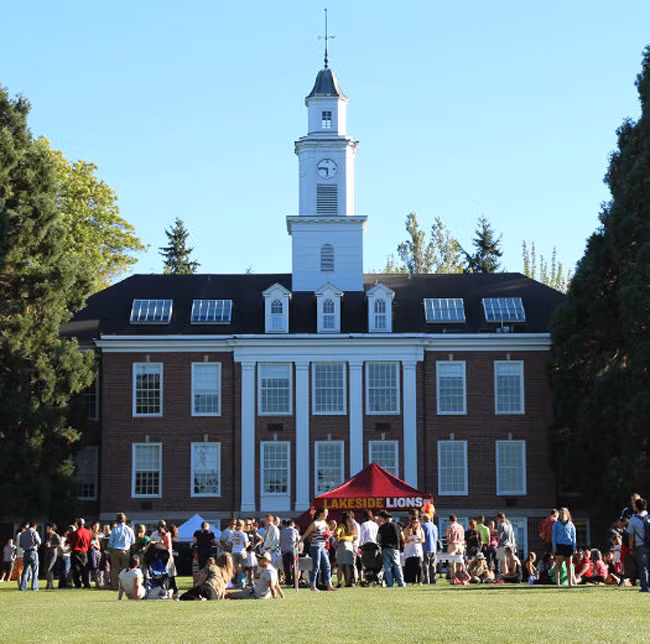 Mặc dù tỷ phú Bill Gates không để lại phần tài sản giá trị 89 tỉ USD cho 3 người con của mình, nhưng ông luôn nổi tiếng là người cha tuyệt vời. Bill Gates quyết định lựa chọn trường trung học cũ của mình là địa chỉ giáo dục tin cậy cho các con của mình.