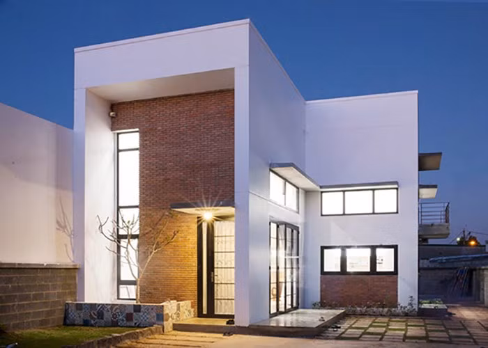 Phần lớn mặt trước của tòa nhà được xây dựng với một bức tường gạch dày, làm giảm ánh sáng mặt trời buổi chiều. Thiết kế này làm nổi bật các khối hình cũng như làm cho tòa nhà có nhiều ánh sáng tự nhiên.