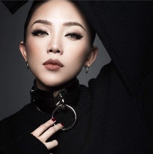 Nữ ca sĩ không muốn chia sẻ quá nhiều chuyện riêng tư trên truyền thông.