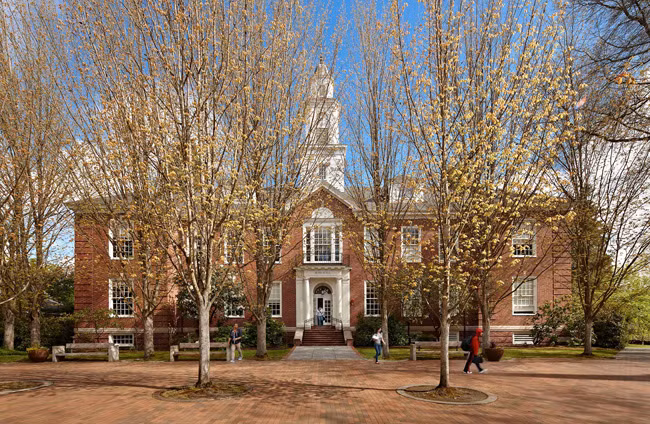 2 người con lớn của Gates là Jennifer 21 tuổi và Rory 18 tuổi đều từng tốt nghiệp Lakeside School, cậu con út Phoebe, 16 tuổi hiện cũng đang theo học tại đây. Trong 1 bài phát biểu năm 2005 tại ngôi trường cũ, Bill Gates từng nói rằng, “Lakeside là 1 trong những điều tuyệt vời nhất của cuộc đời tôi”.